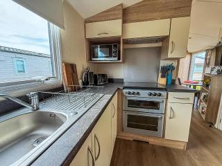 Great Caravan With Central Lounge Wifi At Broadland Sands, Suffolk Ref 20070Bs - Hopton on Sea - 1
