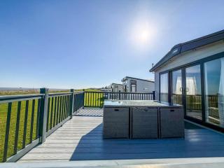 Luxury Lodge With Stunning Full Sea Views In Suffolk Ref 20234Bs - Hopton on Sea - 1