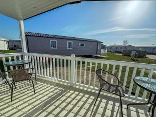 Beautiful 8 Berth Caravan With Decking At Hopton Holiday Village Ref 80016W - 5