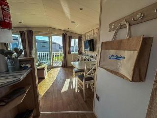 Beautiful 8 Berth Caravan With Decking At Hopton Holiday Village Ref 80016W - Great Yarmouth - 1