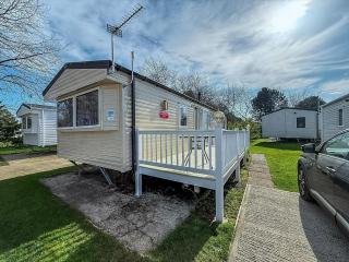 Homely Caravan With Outside Decking Ref 20381Bs - Hopton on Sea - 0