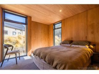 Cedarwood Retreat - Castle Hill Holiday Home - 1