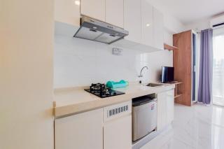Nice and Comfy Studio Apartment at Sky House BSD By Travelio - 5