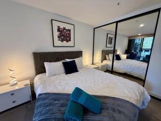 Midnight Luxe 1BR 1Bath Apartment 104 in the heart of Braddon Pool Sauna Secure Parking Wine WiFi - 0