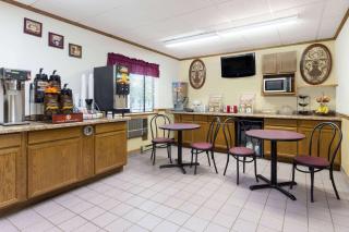 Super 8 by Wyndham Antigo - 5