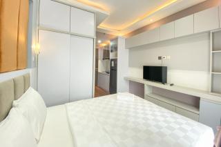 Good Deal and Comfy Studio Transpark Cibubur Apartment By Travelio - 3