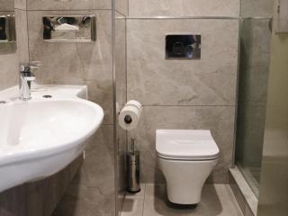 Q's Evander Hotel & Apartments - 3