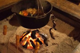 A traditional Japanese house with a sunken fireplace, located near Pippu Ski Resort - 4