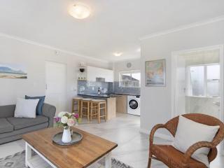 22 St Tropez, Big Bay Beach Club, Bloubergstrand, Cape Town - - 3