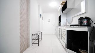 Stunning and Cozy 1BR at The Via and The Vue Apartment By Travelio - Surabaya - 3