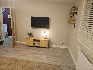No 14, 3 BED all with SMART TV's, Fully Fitted Kitchen, Ample PARKING, Ideal for TRADES, BUSINESS, and NC500 longer stays contact Langley Cottages and Apartments, VAT registered - Wick - 6