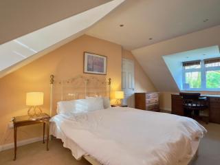Quiet 1-Bed Flat with Parking Near Airport Long Term - 0
