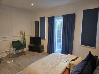 Newly Built Studio Apartment - - 5
