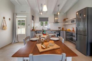 VILLA BETTIE Sea Views & Sunrise 3BR Villa w Pool & Privacy - 2