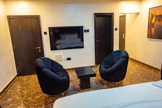 Radiant Hotel & Suites - Arida - 7