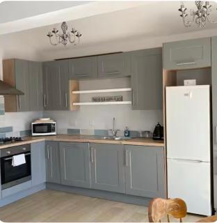Ty Bach Melyn, car parking and private courtyard - Bridgend - 3