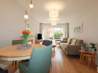 Luxury 3-Bed house, Beach 300m, Sleeps 6, Parking - 5