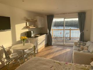 Estuary's Rest Studio Apartment at Galwad Y Mor - 9