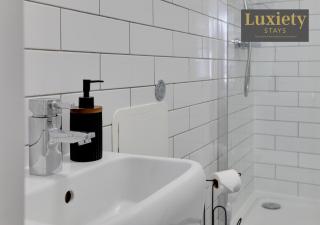 Stylish & Sunny Studio - City Centre Nr the beach, Adventure Island & High St by Luxiety Stays - Southend-on-Sea - 2