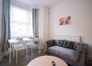 Lena St 3 Bedroom House Sleep 6- Great For Contractors-Free Parking - Bristol - 0