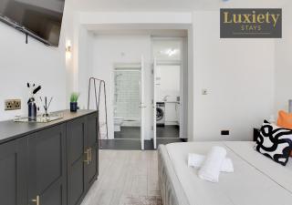 Sunny & Chic Studio - City Centre Nr the beach, High St & Adventure Island by Luxiety Stays - Southend-on-Sea - 5