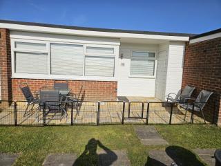 Lovely Chalet With Free Wi-Fi At Green Farm Park, Norfolk Ref 43395G - Scratby - 0