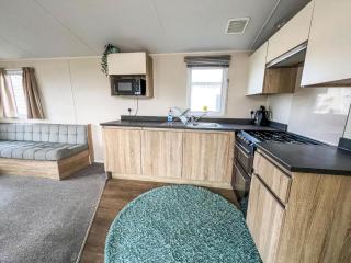 Modern 6 Berth Caravan With Wifi At St Osyth Beach In Essex Ref 28051Fv - Clacton-on-Sea - 2