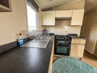 Modern 6 Berth Caravan With Wifi At St Osyth Beach In Essex Ref 28051Fv - Clacton-on-Sea - 1