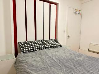 Bright Large Double Bedroom Flat - 1