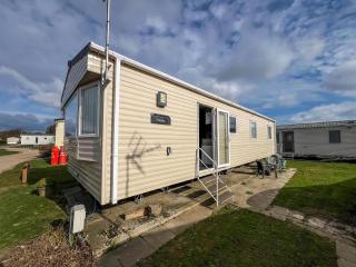 Great Caravan With Modern Furnishings At Dovercourt Holiday Park Ref 44007D - Great Oakley - 0