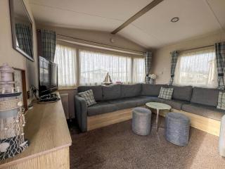 Great Caravan With Modern Furnishings At Dovercourt Holiday Park Ref 44007D - Great Oakley - 1