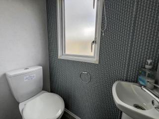 8 Berth Caravan With Decking At St Osyth Beach Holiday Park Ref 28047Gc - Clacton-on-Sea - 2