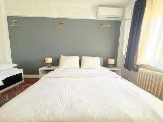 Central Apartment with 3BR, Lift, AC, Cihangir - Istanbul - 1