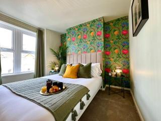 Stunning 4-Bedroom Home - 10 mins to Sandbanks Beach - 8