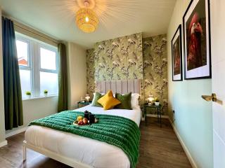 Stunning 4-Bedroom Home - 10 mins to Sandbanks Beach - 7