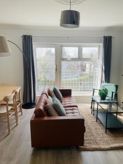 Modern and Spacious Apt5 Sleeps 6 Free Parking - Galway - 1