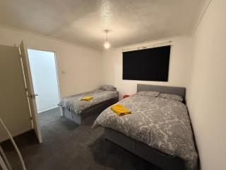 Great for contractors- Flat in Chelmsford with parking for 3 people WITH WIFI - - 6