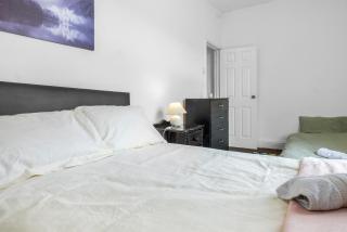 Rochdale 3 Bedroom House 2 Bath with FREE Parking Sleeps 7 - Rochdale - 1