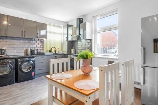 Rochdale 3 Bedroom House 2 Bath with FREE Parking Sleeps 7 - Rochdale - 7