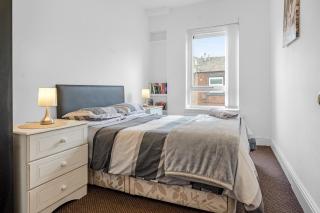Rochdale 3 Bedroom House 2 Bath with FREE Parking Sleeps 7 - Rochdale - 4