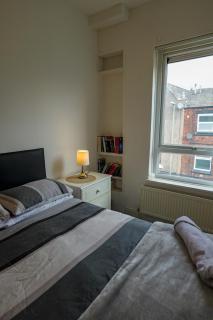 Rochdale 3 Bedroom House 2 Bath with FREE Parking Sleeps 7 - Rochdale - 2