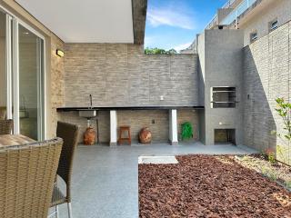 100 metros da praia - Condomínio - 3 suítes - Churrasqueira - 6