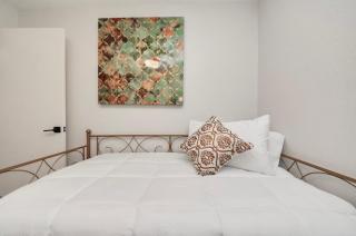 2BR Central Montrose apt with pool and in unit washer and dryer - Houston - 5
