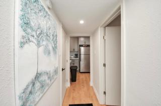 2BR Central Montrose apt with pool and in unit washer and dryer - Houston - 2