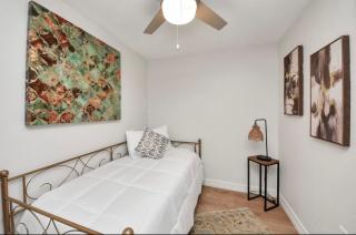 2BR Central Montrose apt with pool and in unit washer and dryer - Houston - 4