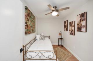 2BR Central Montrose apt with pool and in unit washer and dryer - Houston - 3