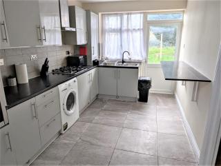 Spacious 5 bedroom House - 10min walk to Becrontree Station - 9