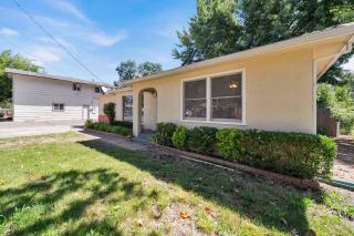 Comfortable home near river access trail - Redding - 5
