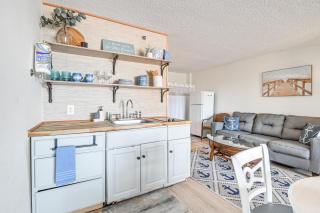 Oceanfront Condo in Myrtle Beach with Pool Access - Myrtle Beach - 4