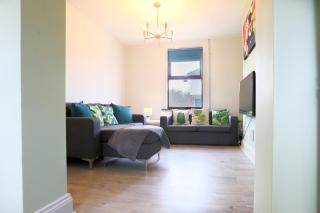 Pittville Place - Near Cheltenham Town - 2 Bed Home - Sleeps 6 - 8